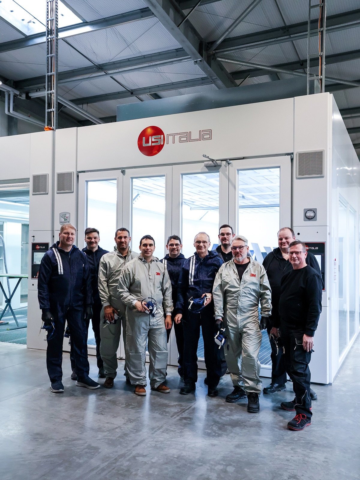 Gestern durften wir im USI Trainingscenter Berufsschullehrer aus Passau, Deggendorf, Waldkirchen, Regensburg und Nürnberg begrüßen. 👋  Gemeinsam mit @wm_passau ging es zuerst in die Theorie: USI Lackierkabinentechnik verstehen – kombiniert mit Farbfindungsanalyse anhand von Lesonal und Glasurit Lacken. 🎨  Offener Austausch, viele gute Fragen und genau die Art von Schulung, bei der beide Seiten etwas mitnehmen. 💬  #usideutschland #usiitalia #usi #usichronotech #lackierkabine