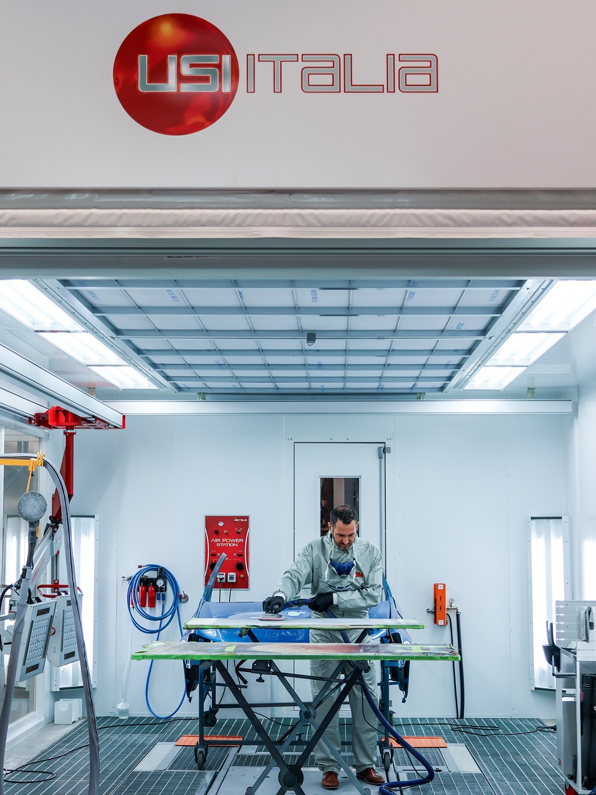 Theorie ist gut – selber machen ist besser. 💪  Im nächsten Schritt ging es ans Schleifen: Jeder Teilnehmer hat seine eigene Platte im USI Multiarbeitsplatz vorbereitet – genau wie im echten Arbeitsalltag. 🌀  Praxisnah, konzentriert und mit spürbarer Motivation im Raum. 🤓  #usideutschland #usiitalia #usi #usichronotech #lackierkabine