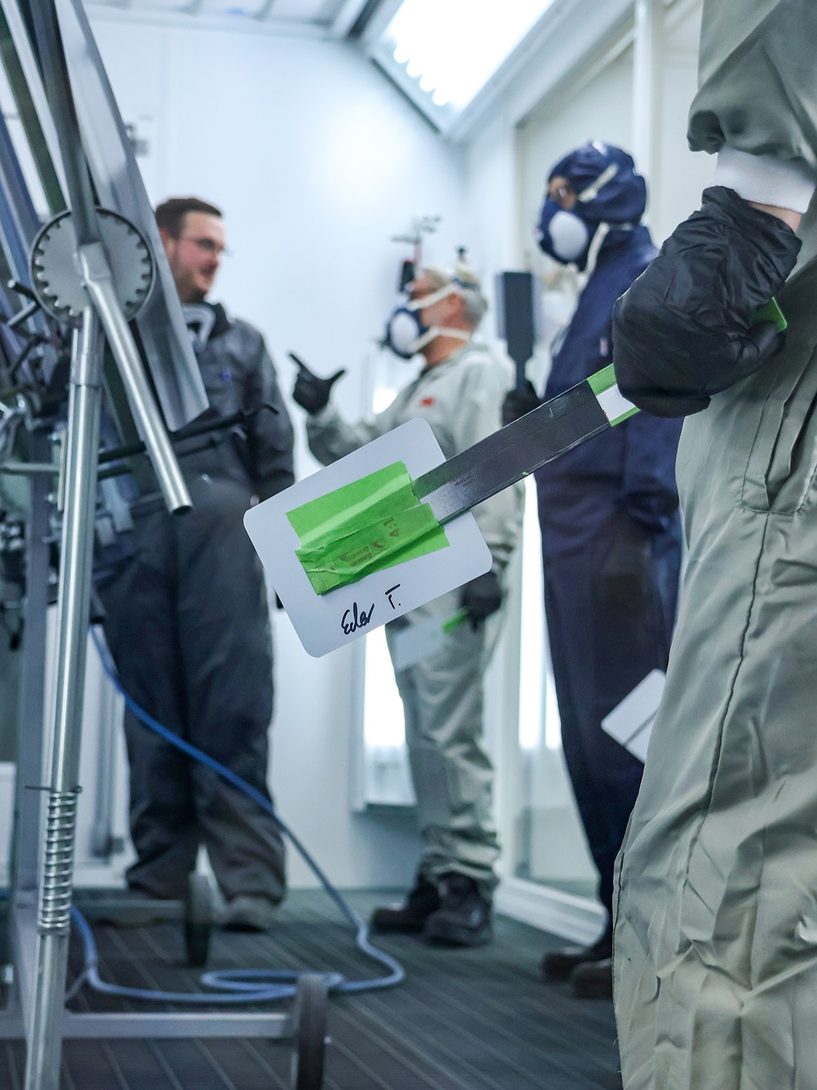 Zum Abschluss wurde es farbig. 👏  Farbe im Lackmischraum selbst anmischen, anschließend in der USI Chronotech HE Hybrid auftragen. 🔫  Die positive Resonanz, die wir an diesem Tag erhalten haben, und der Austausch zeigen, wie wichtig genau solche Formate für die Branche sind. Vielen Dank an alle Teilnehmer und @wm_passau 🙏  #usideutschland #usiitalia #usichronotech #lackierkabine #lackierer